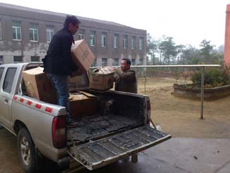 2025年12月13日，公(gong)司領導看望慰問(wen)岡上鎮敬老院的(de)老人們，并給他們(men)送去了慰問品。